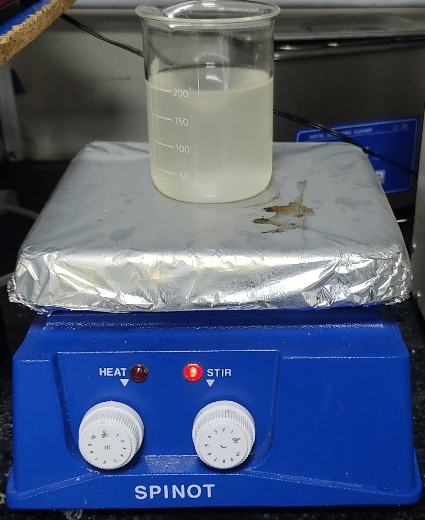 Magnetic stirrer with hot plate